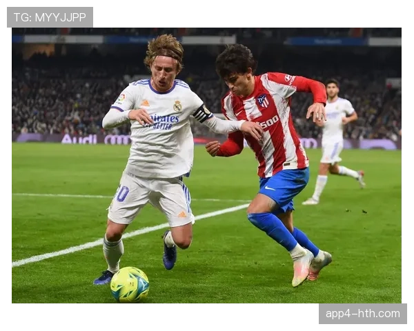 终场哨响，36岁的莫德里奇坐在伯纳乌草皮上久久未起