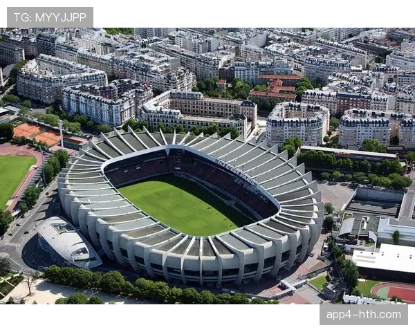 巴黎王子公园球场外，未能购票的球迷设立大型观赛区